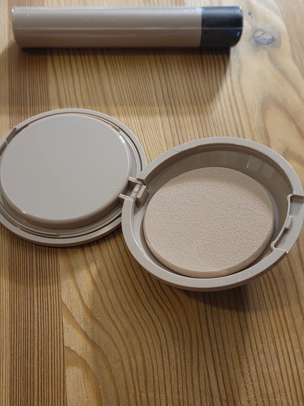 No Makeup Makeup Compact (Shade Light) and Foundation Brush